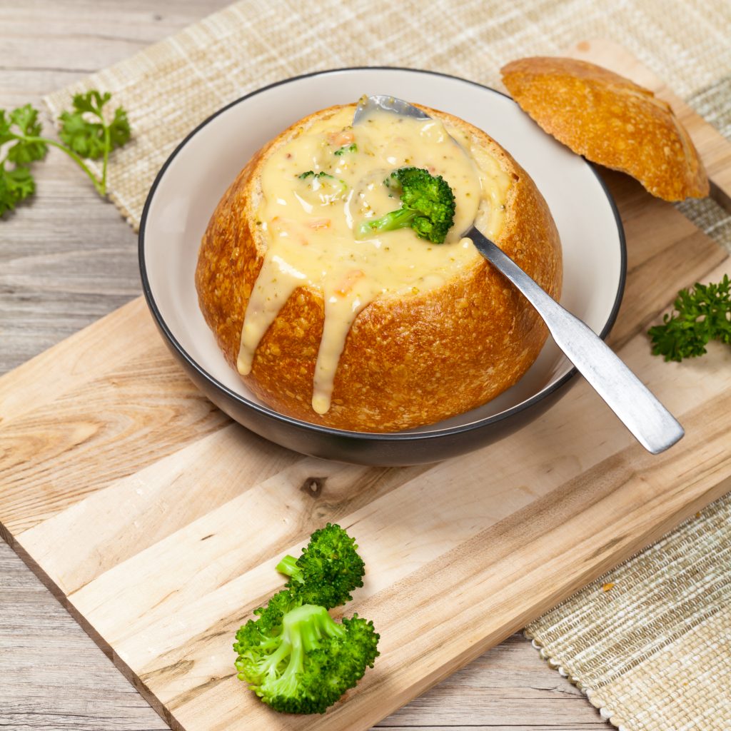 Broccoli-kaassoep in Kraayennest broodbolletje